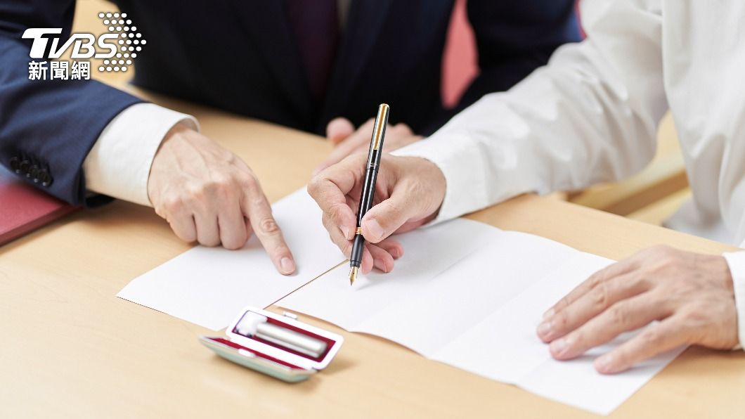 男子在辭職後才發現，伯父生前規定遺產「少一毛錢」就全額沒收。（示意圖，非當事人／Shutterstock達志影像）