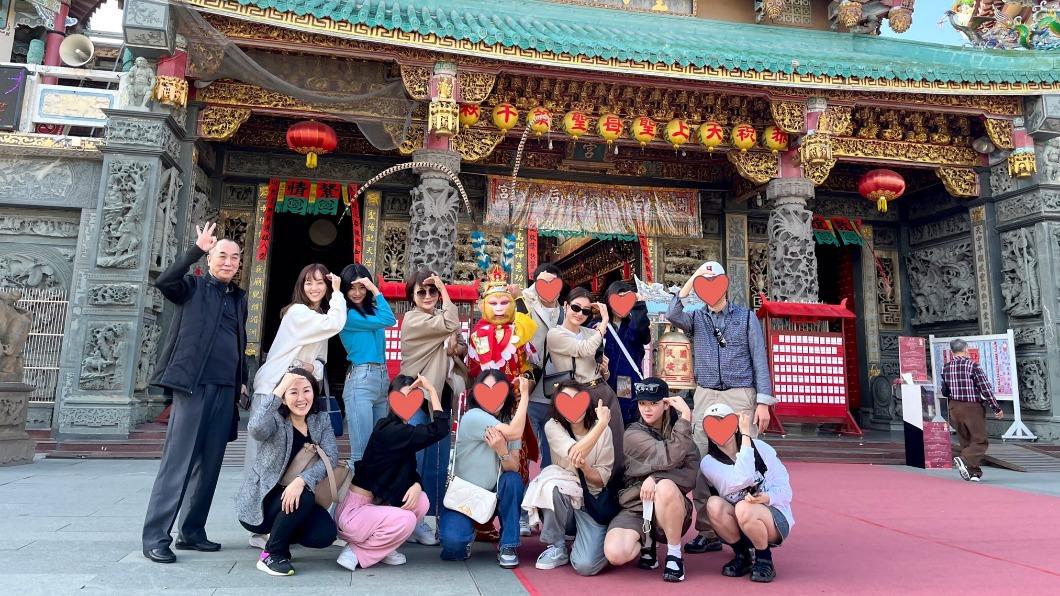 子瑜帶TWICE成員在台灣到處旅遊。（圖／翻攝自lydia29022627推特）
