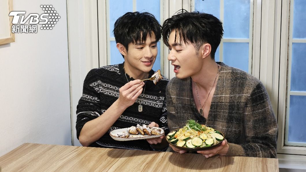 吳秉宸（右）、黃禮豐閃不停，上演甜蜜餵食秀。（圖／張哲鳴攝）