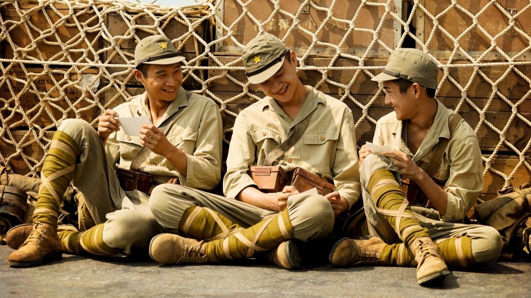 黃冠智（左起）、吳翰林、朱宥丞在《聽海湧》飾演「台籍戰俘監視員」三兄弟。（圖／公視提供）