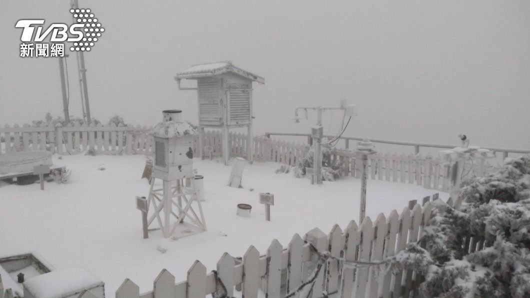 玉山也從昨天晚上持續下雪，氣溫-1.8度，目前積雪五公分。（圖／氣向署提供）