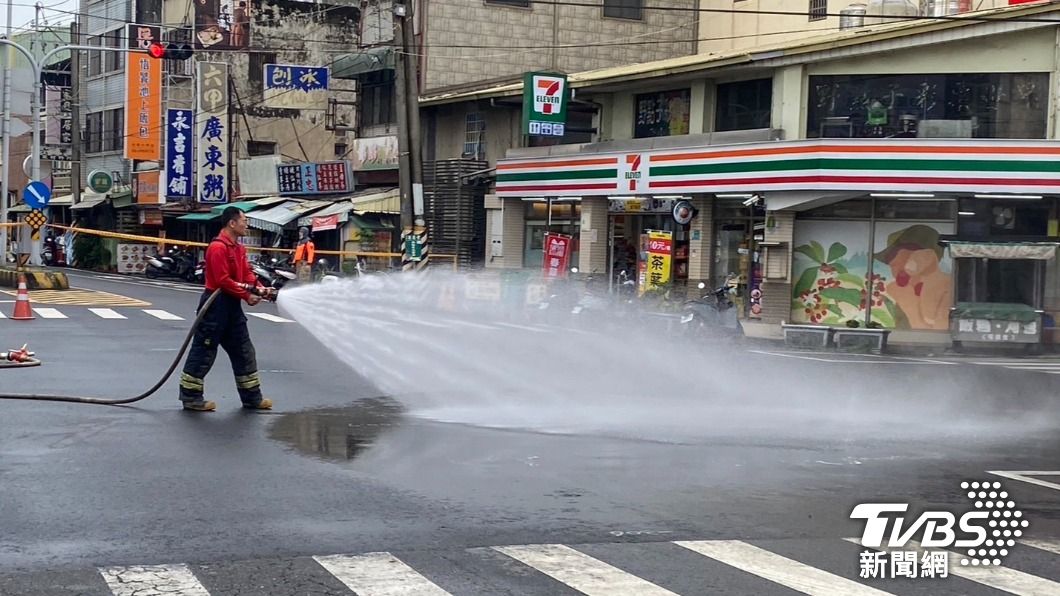 六甲菜市場前驚傳瓦斯漏氣案，警消急到場拉水線灌救。（圖／TVBS）