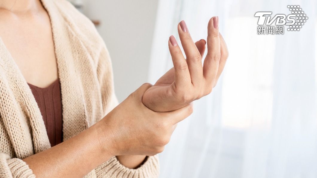 雌激素能調控軟骨代謝，更年期後的婦女特別容易好發手部關節炎。（示意圖／shutterstock達志影像）