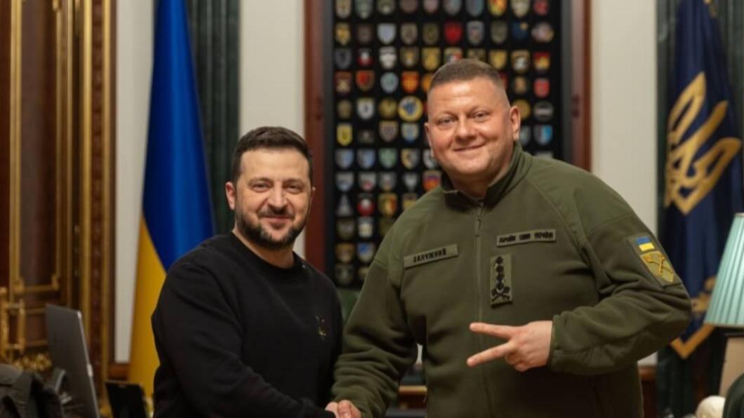 右為烏克蘭武裝部隊總司令扎盧茲尼，由原地面部隊司令瑟爾斯基接任。（圖／翻攝澤倫斯基臉書）