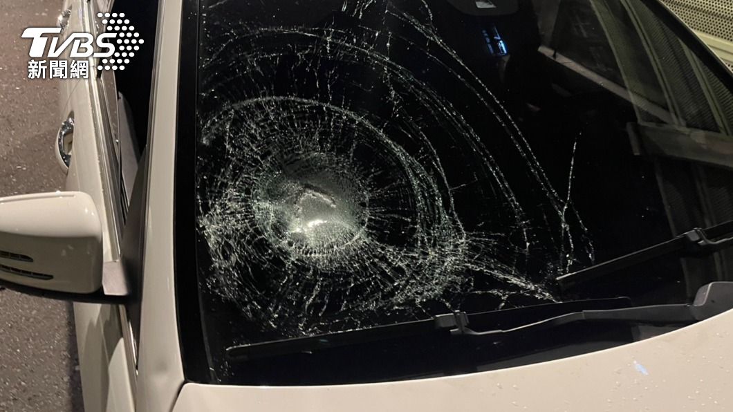 賓士轎車擋風玻璃明顯有行人撞擊痕跡。（圖／TVBS）