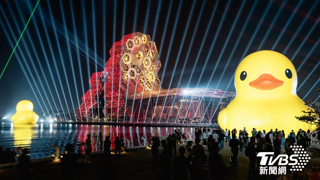 黃色小鴨睽違十年再度於高雄亮相，吸引大批觀光客前往朝聖。（圖／TVBS資料畫面）