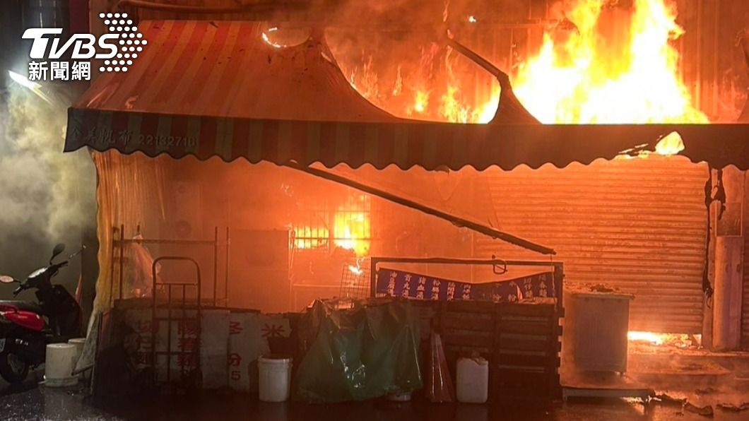 東區的一處店家竄出火焰。（圖/TVBS）