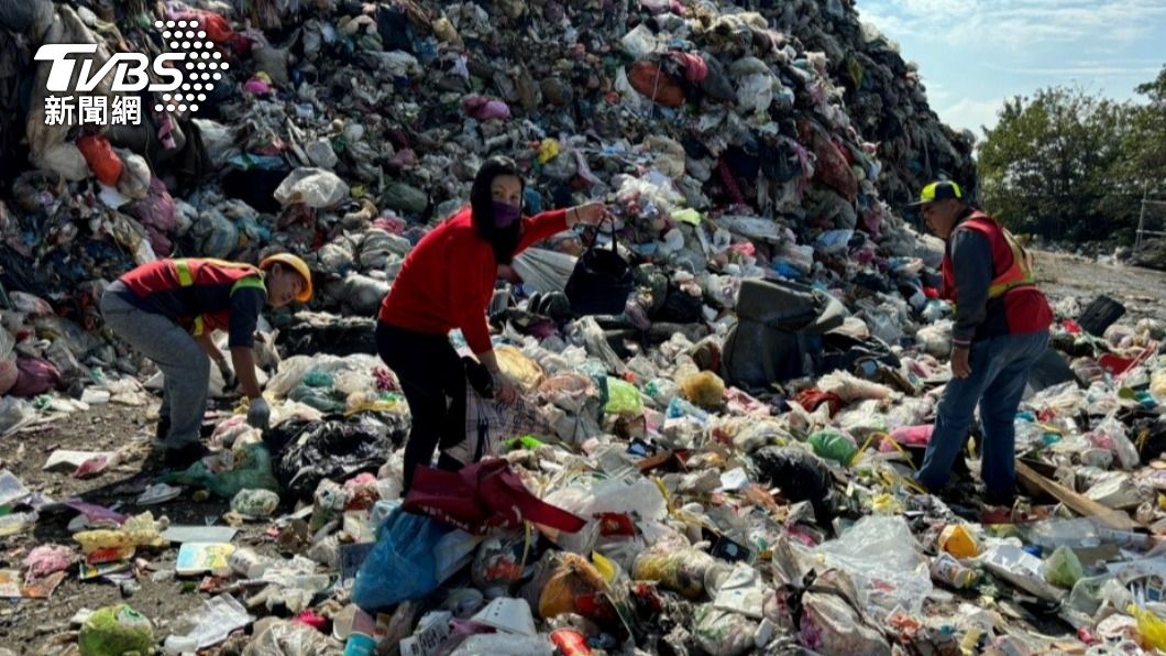 清潔員在垃圾山中找到手提包。（圖/TVBS）