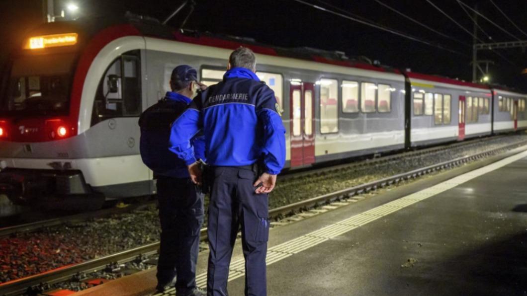 瑞士發生一起罕見的列車乘客與列車長遭挾持事件。(圖／翻攝swissinfo)