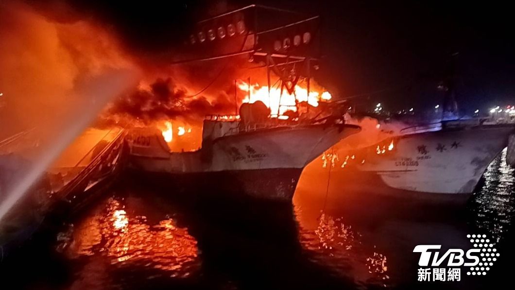 屏東鹽埔漁港驚傳有火燒船事件，火舌吞噬整艘漁船。（圖／TVBS）