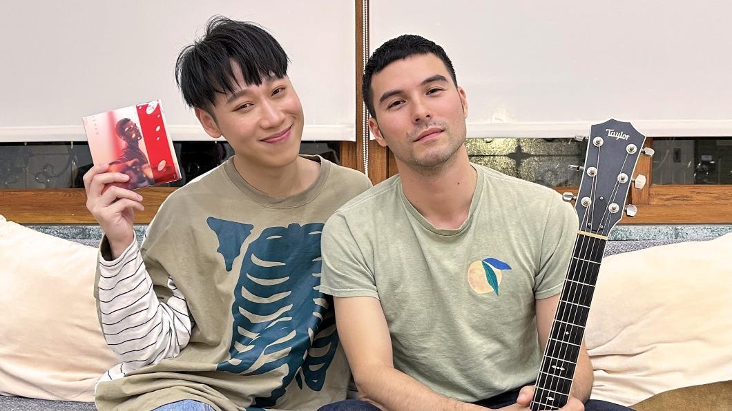 鳳小岳（右）到小賴的網路節目作客，暢聊跨足音樂圈以及發片的點點滴滴。（圖／環球音樂提供）