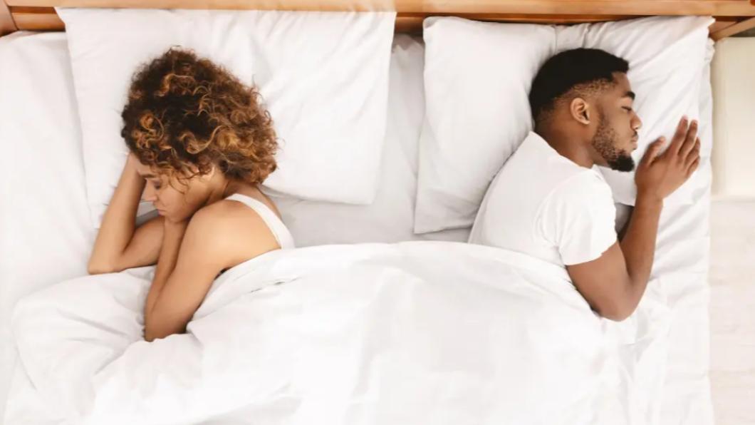 國外颳「睡眠離婚」風潮，1/3的已婚美國人選擇自己睡。（圖／翻攝自《紐約郵報》）