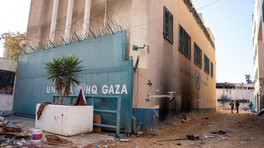 以色列軍方宣稱在聯合國近東巴勒斯坦難民救濟工作署（UNRWA）的加薩市總部下方，發現了一條哈瑪斯的地道。（圖／翻攝@HillelNeuer）
