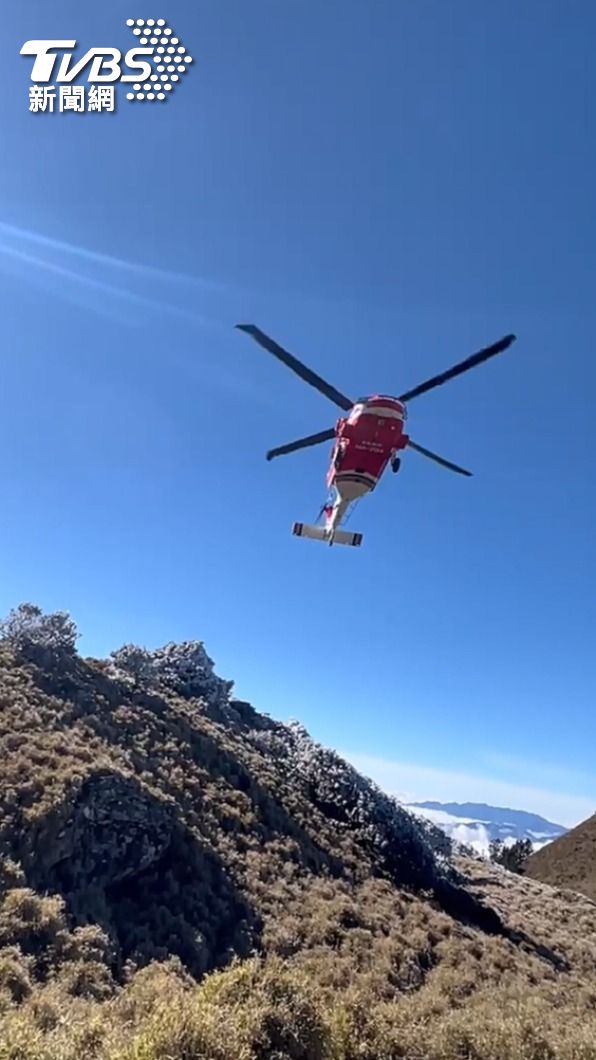 消防局申請直升機協助吊掛。(圖/TVBS)