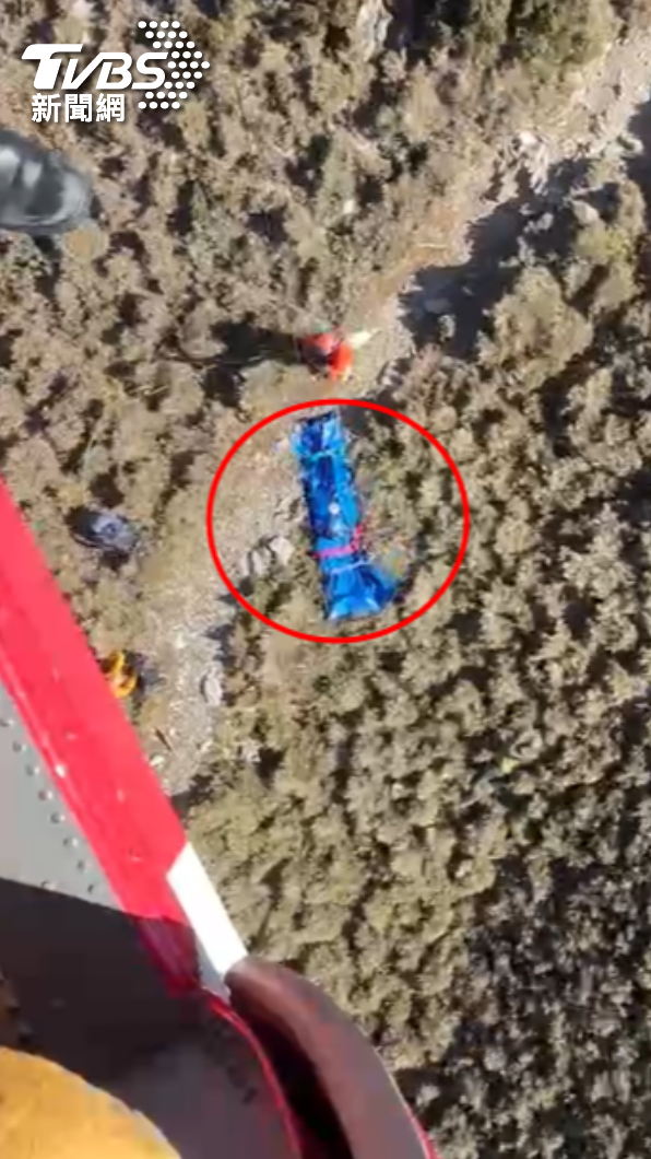 遺體吊掛下山後交由警方釐清死因。(圖/TVBS)