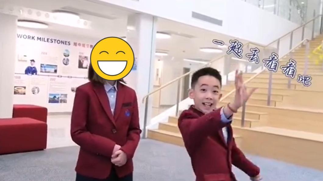 Jasper曾擔任校園導遊,帶大家環顧學校四周。(圖/翻攝自微博)