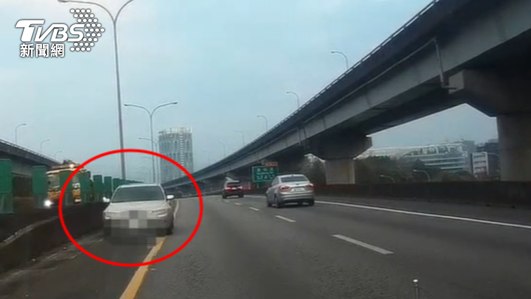 駕駛逆向開在快車道旁,險些和其他車輛發生碰撞。(圖/TVBS)