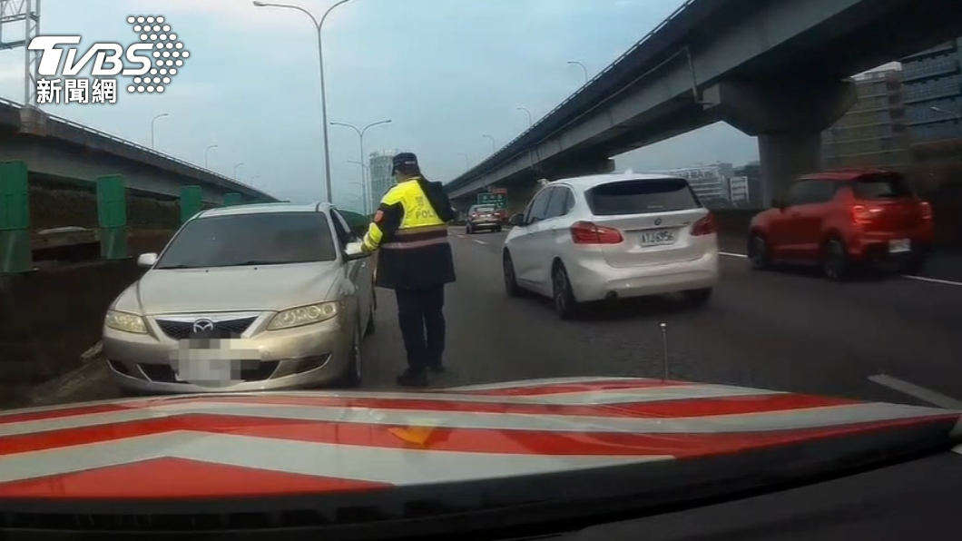 警方當場找拖吊車拖離,並對駕駛開單。(圖/TVBS)