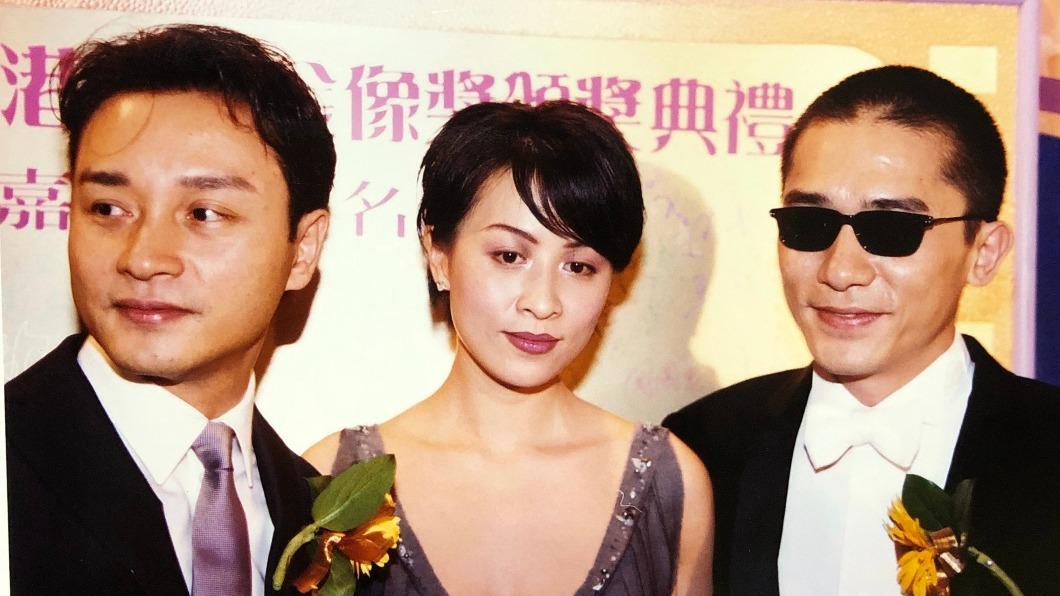 張國榮（左起）、劉嘉玲、梁朝偉等三人感情深厚。（圖／翻攝自微博）