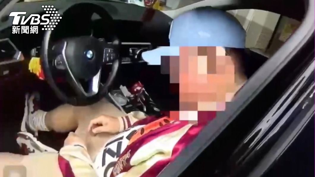 男子不勝酒力，醉倒睡死在車內。（圖／TVBS）