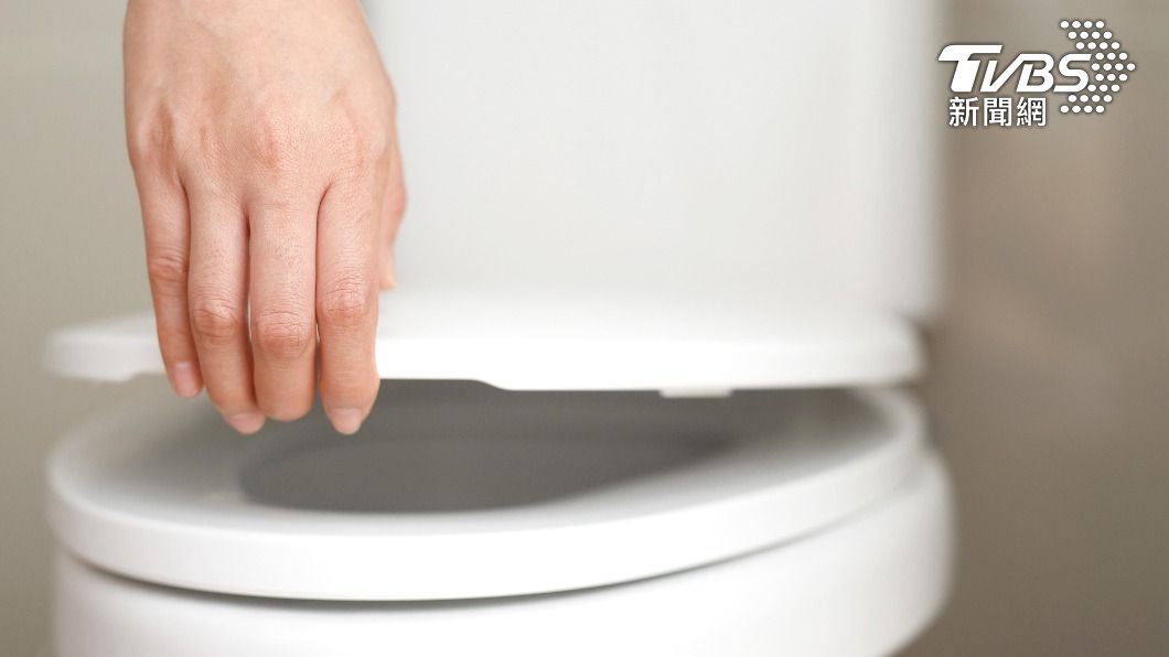 許多人習慣在沖水時把馬桶蓋放下，防止髒污噴濺。（示意圖／Shutterstock達志影像）