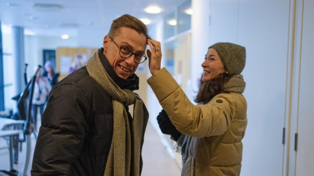 芬蘭前總理史塔布（Alexander Stubb）與妻子前往投票所。（圖／翻攝史塔布臉書）