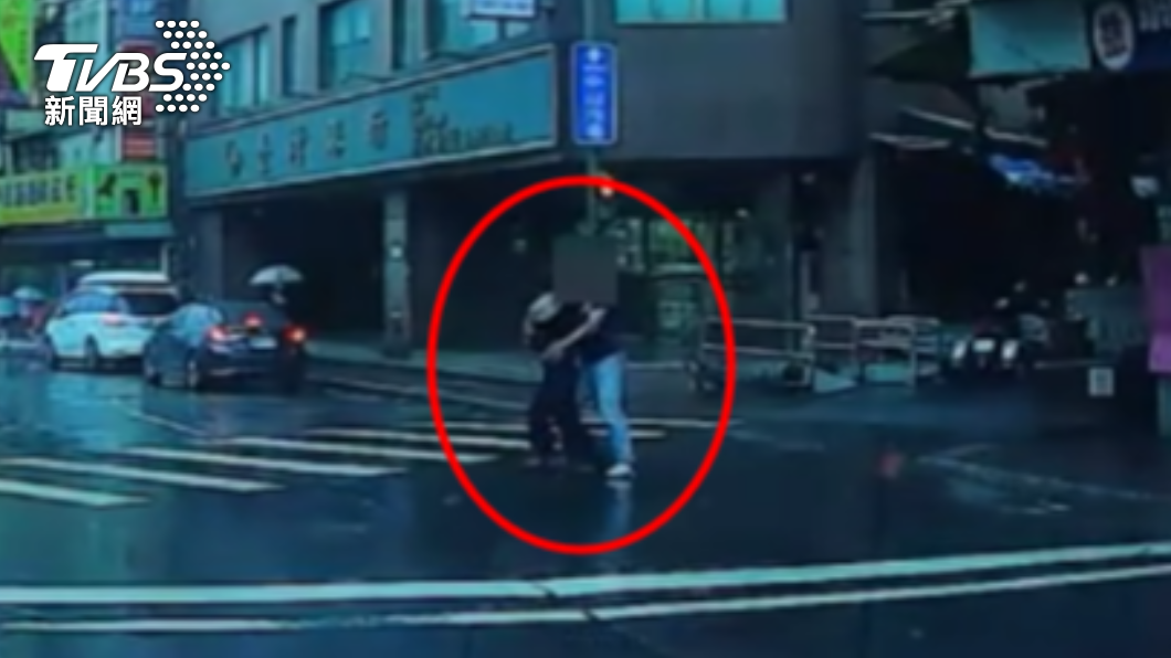 兩名男子喝醉酒在大街上互毆、交纏。（圖／TVBS）