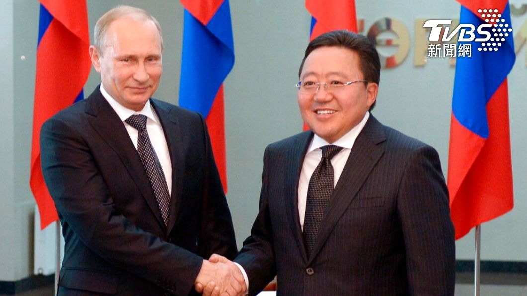 蒙古前總統額勒貝格道爾吉（右）拿地圖嗆普欽。（圖／達志影像美聯社）