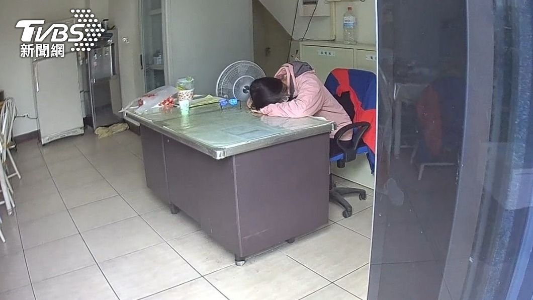 加油站長提供桌椅讓女子休息。（圖/TVBS）