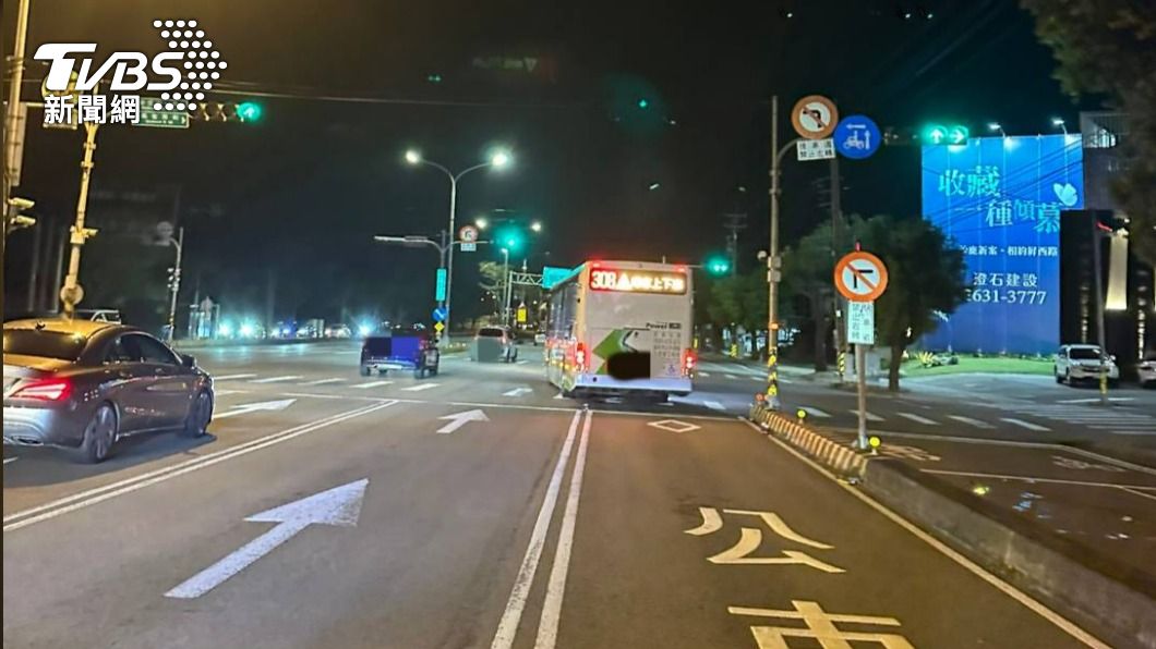 男子疑「闖紅燈」穿越馬路，行駛在公車專用道上的公車司機煞車不及迎面撞上。（圖／TVBS）