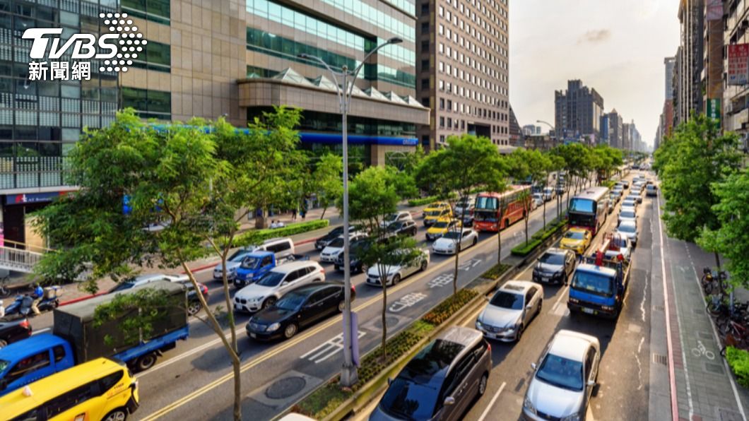 雙B-豪車-BMW-賓士-雙B滿街跑-台灣景氣-景氣-經濟-貸款-二手車-小施汽車