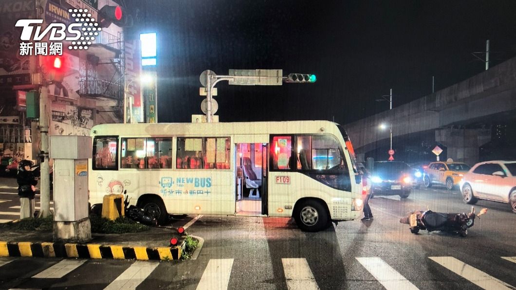 公車推撞撞倒多輛機車。（圖／TVBS）