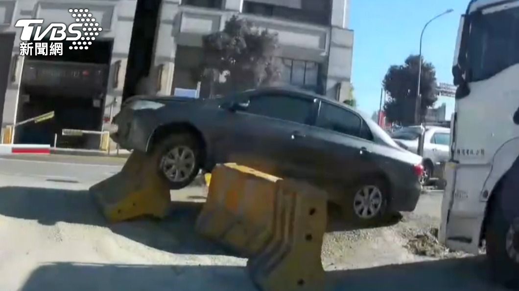 溫男開車暴衝卡在水泥護欄上。（圖／TVBS）