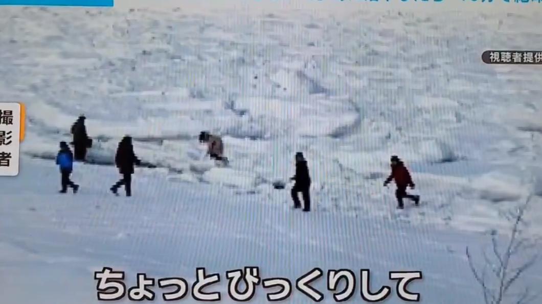 北海道官方呼籲遊客避免踩在流冰上。（圖／翻攝自Ｘ＠8HT3vuNQlzelGVi）