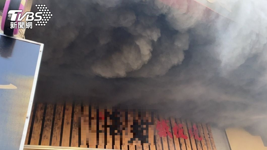 鐵板燒餐廳竄出陣陣黑煙。（圖/TVBS）