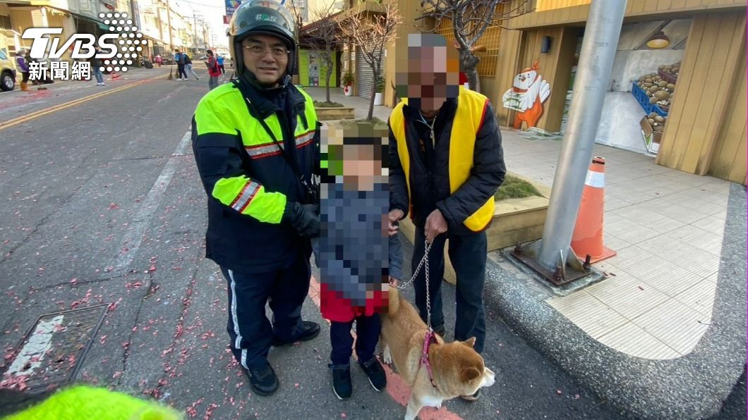 警方在郵局前發現柴犬和男童。（圖/TVBS）
