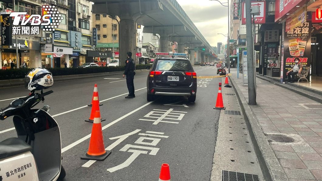 女子墜樓摔在公車站前，警方拉起封鎖線調查。（圖／TVBS）