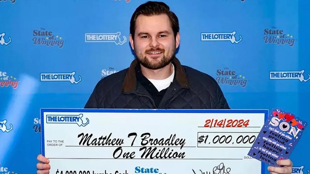 美國男子布羅德利從刮刮樂中獲得100萬美元的大獎。（圖／翻攝自Massachusetts State Lottery）