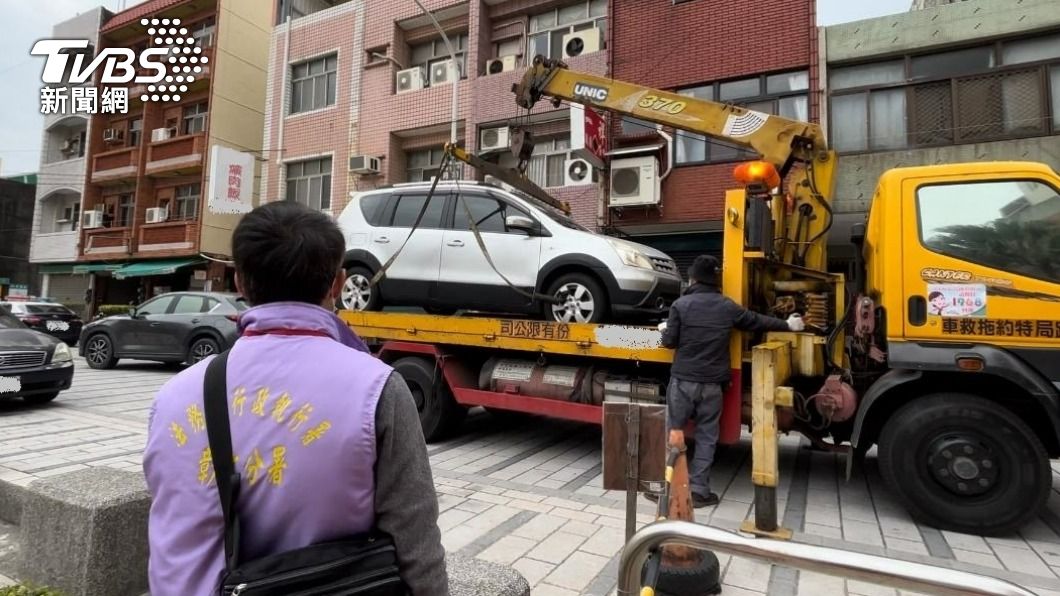 林男的車被查封拖吊。（圖/TVBS）