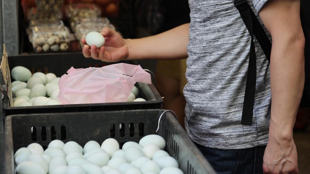 民眾在市場選購雞蛋。（圖／中央社）