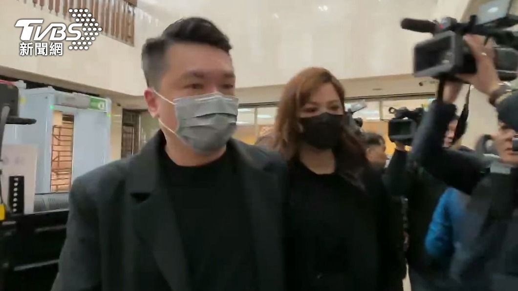 台北市議員鍾沛君（右）今出庭，歌手老公陳布朗也被傳喚作證。（圖／TVBS）