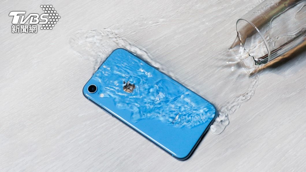 蘋果建議iPhone進水別放米袋，恐導致手機損壞。（示意圖／shutterstock達志影像）
