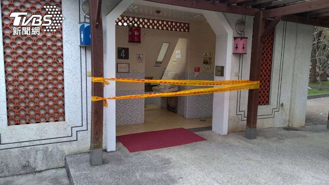 老翁陳屍中正紀念堂公廁內，警方拉起封鎖線調查。（圖／TVBS）