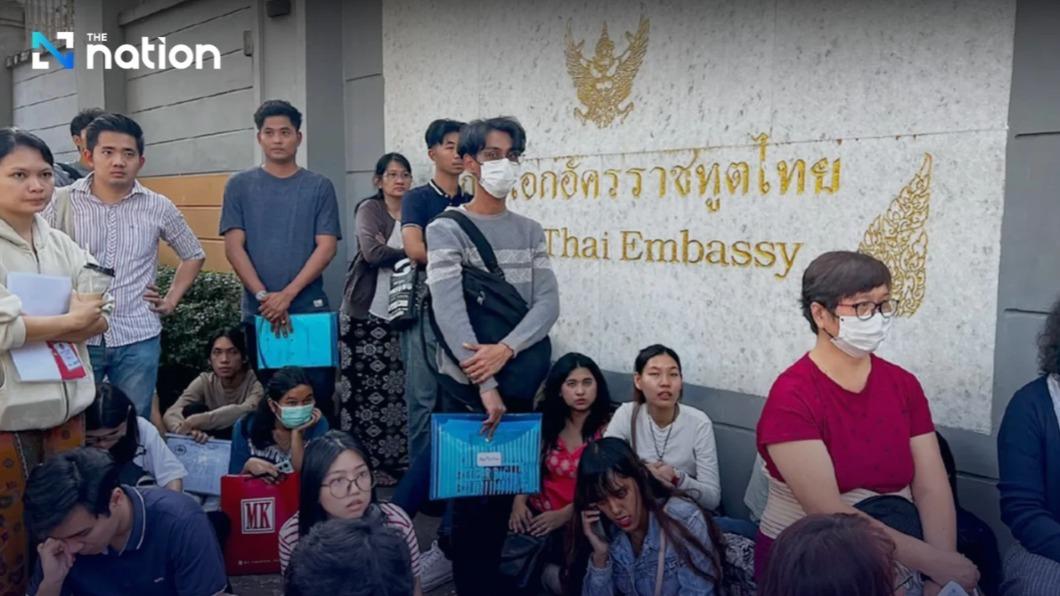 緬甸軍政府宣布實施徵兵令後，許多年輕人紛紛設法離開緬甸。（圖／翻攝自nationthailand）
