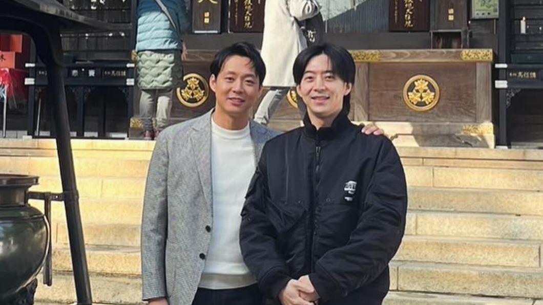 朴有天（左）曬出跟弟弟朴有煥在日本神社的合照。（圖／翻攝自朴有天IG）