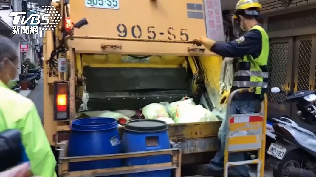 Taoyuan’s garbage collectors gifted cash, donate to charity (TVBS News) Taoyuan’s garbage collectors gifted cash, donate to charity