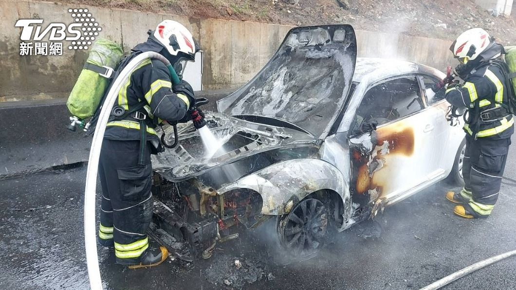 小轎車幾乎燒毀。（圖／TVBS）