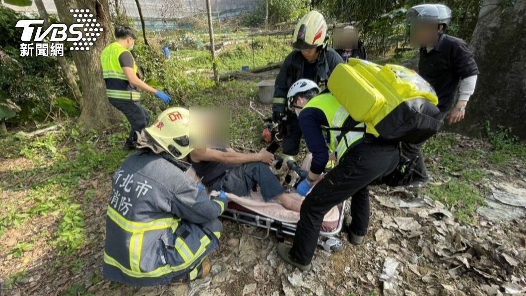 警消到場將受傷的呂男送醫救治。（圖／TVBS）