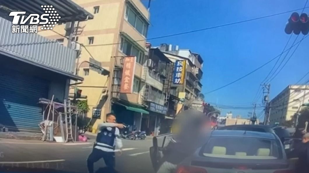 警方攔截車輛，逮捕亮槍的李男等3人。（圖／TVBS）