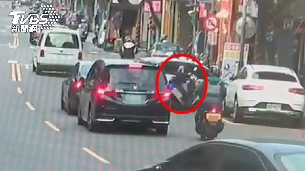 女警直行撞上轉彎車。（圖／TVBS）